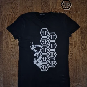 Philipp Plein T-Shirt - Säljer denna svarta qp t-shirt som är i jätte bra skick. Tröjan är i storlek S och är väldigt stilig. Säljer för 499:-