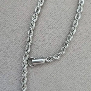 Silverfärgat armband i tvinnad design - Snyggt och stilrent armband i silverfärgad metall med en tvinnad design. Perfekt för både vardag och fest. Armbandet har en säker låsmekanism som gör det enkelt att ta på och av. Passar de flesta handleder och ger en elegant touch till din outfit.