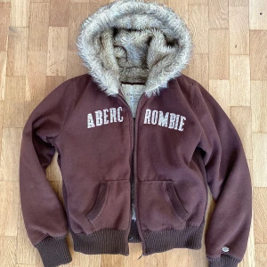 Brun Abercrombie & Fitch zip🧸 - Säljer denna super söta hoodien då den inte kommer till användning mera🫶 Har använts mycket men den är i jätte bra skick💕💪