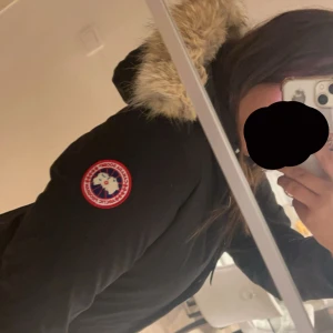 Canada gooose - Äkta Canada Goose jacka i storlek L/G passar även M , Victoria Parka. Välbevarad med minimal användning, inga synliga skador eller fläckar, (dock är armmuddarna lite trasiga då sömmarna har gått upp). Pris kan diskuteras vid snabb affär!✌️