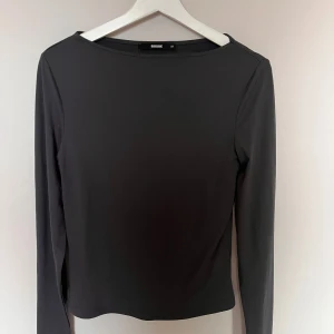 Långärmad topp - Grå långärmad topp från bikbok i storlek M💞 den är i mycket fint skick och det finns inga tecken på användning !