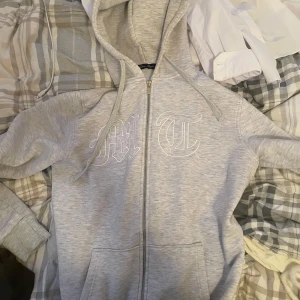 Tuttolente hoodie - Säljer en grå hoodie från Tuttolente i bra skick. Den har en dragkedja framtill och en snygg broderad design på ryggen. Perfekt för höst och vår, med en bekväm passform och långa ärmar. Perfekt för chill dagar eller träning!