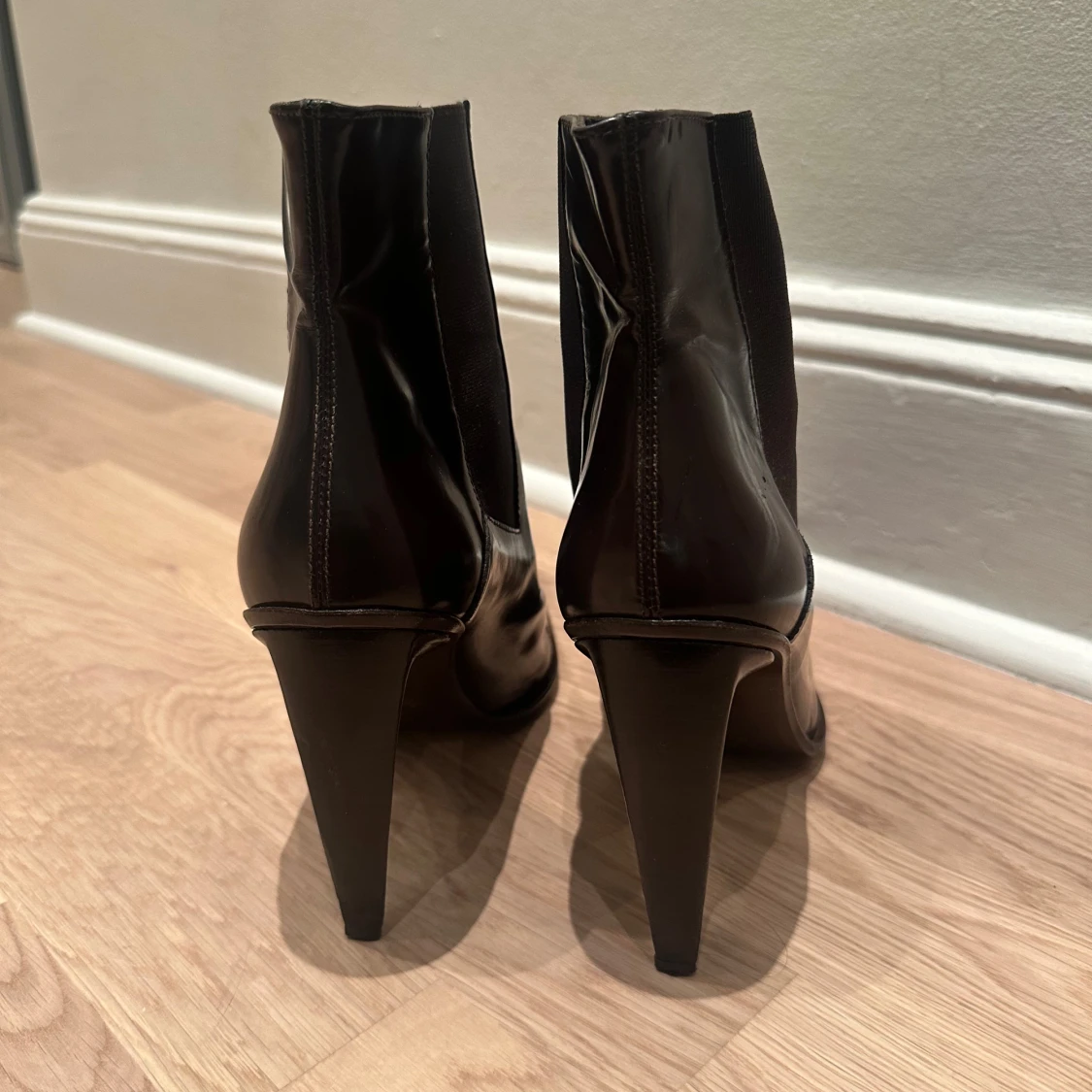 Mörkbruna ankelstövlar i lackläder - 91