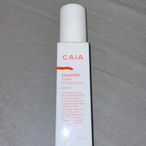 Calming Toner från CAIA - Säljer en Calming Toner från CAIA, perfekt för torr och känslig hud. Den är parfymfri och lugnar huden effektivt. Flaskan är stilren och vit med rosa text, vilket ger en fräsch känsla i badrumshyllan. Perfekt steg i din hudvårdsrutin för att återfukta och balansera huden. Köpt för 195kr nypris 100kr. Den röd markerade är hur mycket innehåll det finns kvar❤️