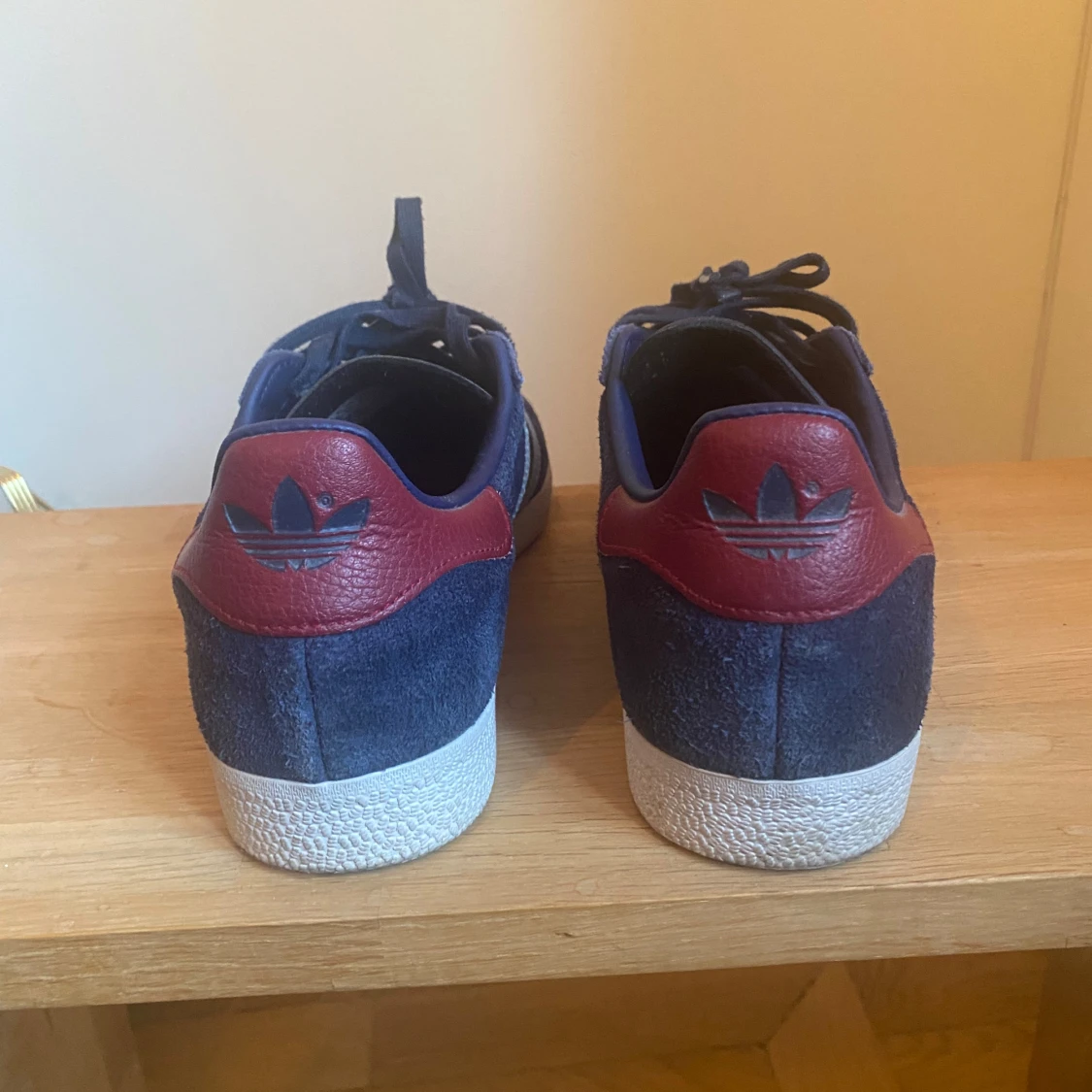 Adidas Gazelle i blått och rött - 90