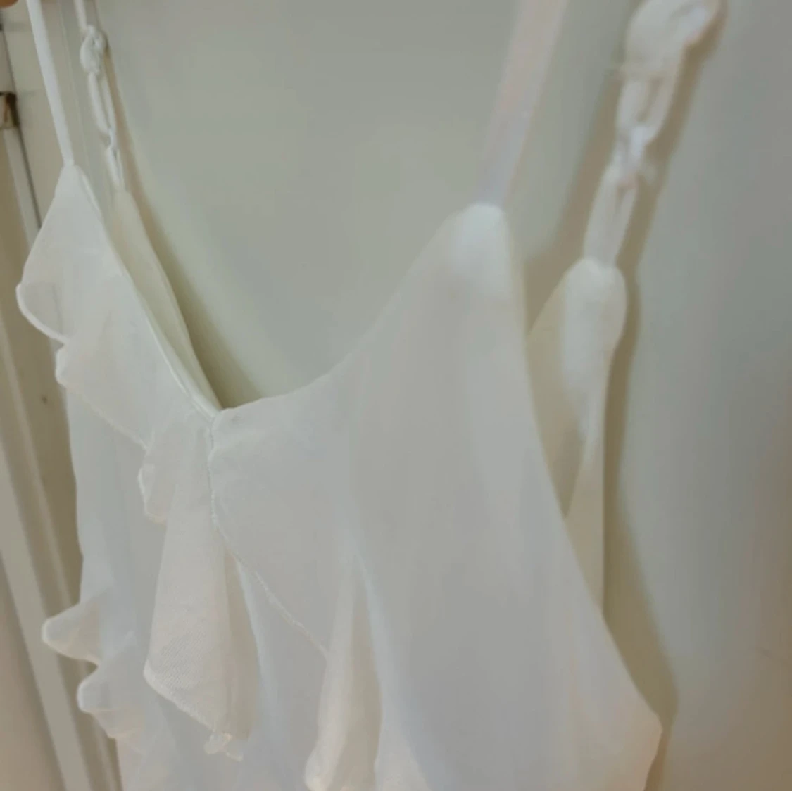 Vit klänning med volanger - 92