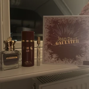 Jean Paul Gaultier Scandal Pour Homme set - Säljer ett lyxigt parfymset från Jean Paul Gaultier. Innehåller en flaska Scandal Pour Homme med en elegant guldkrona som lock, en matchande deodorant och en praktisk reseflaska. Perfekt för den stilmedvetna som vill dofta fantastiskt. Allt kommer i en snygg presentförpackning med vintertema. Perfekt som present eller för att unna sig själv!