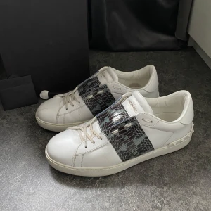 Valentino skor - Säljer nu dessa feta eftertraktade Valentino Garavani Open skorna! || skorna är näst intill oanvända || skick 8,5/10 || allt og medföljer vid köp! || hör av dig vid frågor eller funderingar! || mvh ||