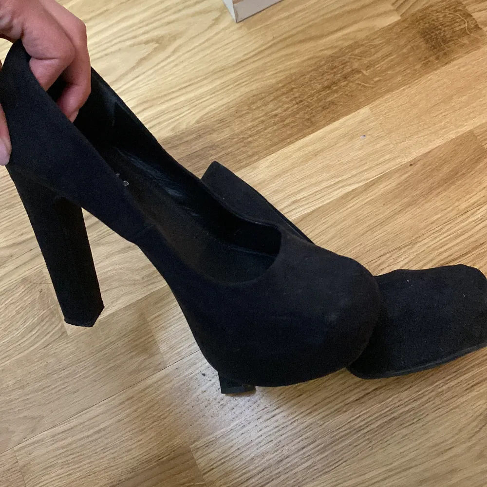 Säljer ett par eleganta svarta pumps i mocka med hög klack. Perfekta för festliga tillfällen eller en utekväll. De har en klassisk design med rundad tå och ger en stilren look. Använda men i bra skick.. Skor.