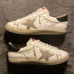 Säljer ett par Golden Goose som har använts ungefär 2 gånger! Det som är på bilderna ingår! Det är storlek 41 men passar även 41,5 och kanske 42! Dem är 100% äkta! Skriv för fler bilder eller funderingar!