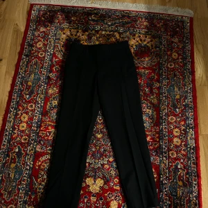 Svarta kostymbyxor  - Raka kostymbyxor från märket bläck. Använda vid två tillfällen bara. Storleken 46 brukar passa de med 29 i andra byxor!