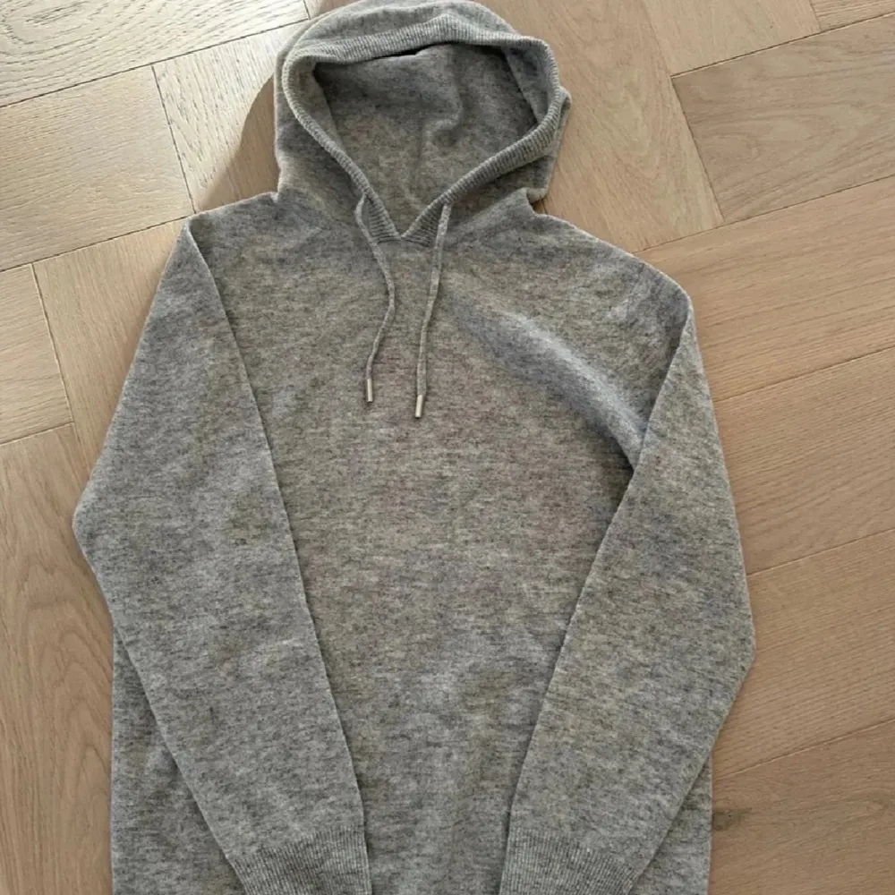 Säljer min gråa merinoull hoodie i storleken S, passar nog xs.. Tröjor & Koftor.