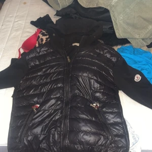 Svart dunjacka från Moncler - Säljer min moncler jacka som jag köpte begagnat för ungefär 1 år sen för 5000kr. Säljer nu för 2500kr eftersom det är en liten defekt vid fickan som säkert går att lösa med nål och tråd därför jag säljer såpass billigt. Går att diskutera priset och få mer bilder(: 