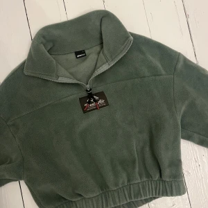 Grön fleece tröja från Gina - Varm och gosig fleece från gina💕Fleecen är croppad och har en fin grön färg. Använd ett fåtal gånger