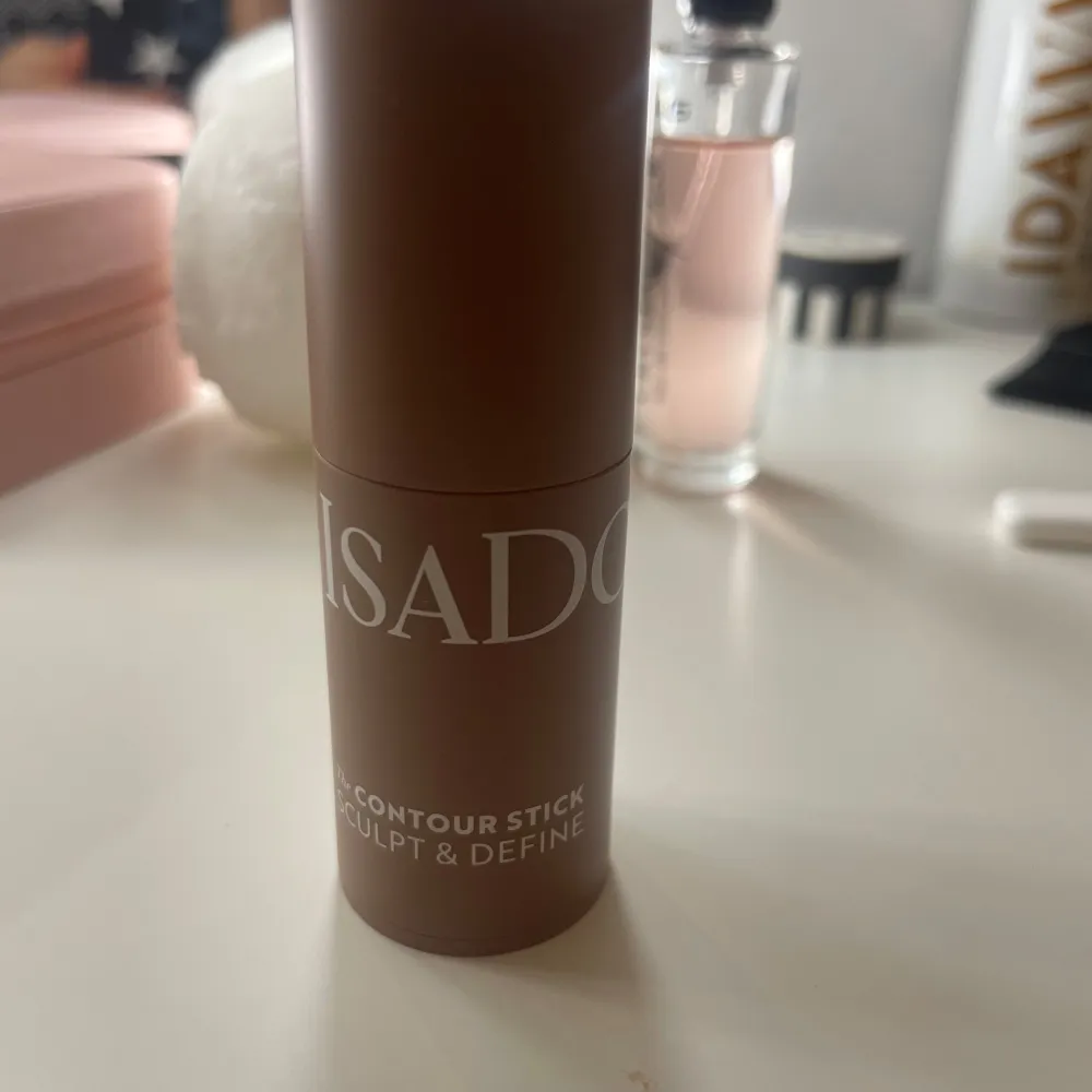 IsaDora Contour Stick i nyansen 36 Warm Mocha. Perfekt för att skulptera och definiera ansiktet. Den är vegansk, kliniskt testad och doftfri. Enkel att applicera och blanda för en naturlig look.. Skönhet.