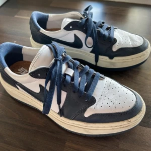Nike Air Jordan 1  - Nike Air Jordan 1 Elevate Low, storlek 40. Nypris 1849kr, knappt använda så fortfarande i fint skick! 