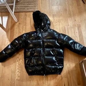 Svart pufferjacka från Zara - Säljer en svart pufferjacka från Zara i mycket bra skick. Jackan är perfekt för vintern med sin tjocka vaddering. Den har en normal passform och långa ärmar, vilket gör den både varm och bekväm. Perfekt för kalla dagar! Säljer då den inte kommit till användning sedan jag fått en ny jacka. 🖤