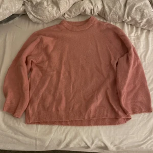 Rosa stickad tröja från 157 - En rosa stickad tröja från lager 157, använt en gång inget som syns 💗
