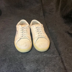 Saint Laurent  - Säljer ett par Saint Laurent skor storlek 40. Skick: 8.5/10. Otroligt snygga och stilrena perfekt för dig som vill ha snygga skor med riktigt bra kvalité. 