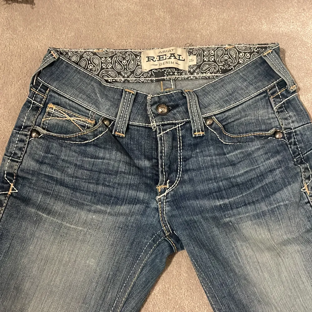 Säljer ett par blå jeans från Ariat i bra skick. Dom är inte använda så många gånger men priset kan diskuteras!💕Storlek 25 R är lite stora på mig som har xs/30-32💗. Jeans & Byxor.