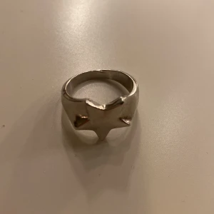 Stjärnring - Superfin ring som tyvärr är för stor för mig💕