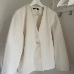 Naturvit kort kappa - Kort rak kappa med en knapp och fickor, superfint skick 🤍