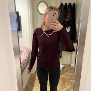 Vinröd tröja - Säljer en vinröd finstickad tröja från Saint tropez i st xs, Skriv om fler bilder önskas!💕