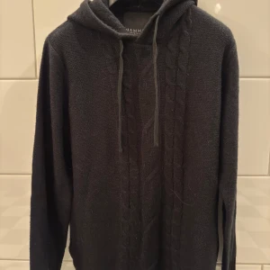 Stickad hoodie  - Säljer denna sjukt snygga stickade hoodie i storlek M. Tröjan är i bra skick och passar väldigt bra nu till vintern, hör av er om ni har några funderingar 😊