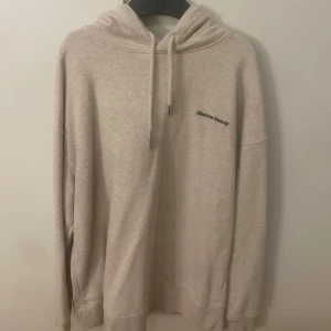 Beige hoodie med tryck - Säljer en snygg hoodie med fint tryck på ryggen! Den är i storlek M så sitter oversized på mig som brukar ha S men skulle säga att den passar S-M🥰