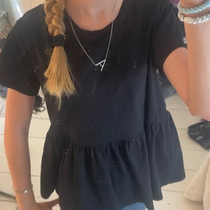 Volang tröja - Jättefin volang tröja som jag köpte här på Plick!! Säljer då jag behöver rensa garderoben! Jag har använt den ca 4 gånger💕🙏🏻