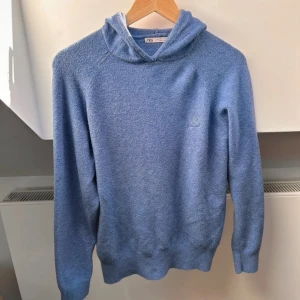 Blå hoodie från Zara - Säljer en riktigt snygg stickad blå hoodie från Zara. Skriv dm vid funderingar.