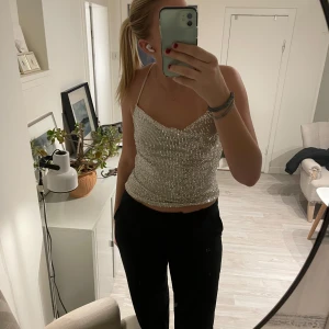 Glittrig topp från NA-KD - Säljer en superfin glittrig topp från NA-KD. Perfekt för fest och nyår!