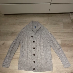 Stickad cardigan - Riktigt snygg stickad cardigan | Mycket gott skick, inga defekter | Storlek M | Hör av er vid minsta lilla fråga! |