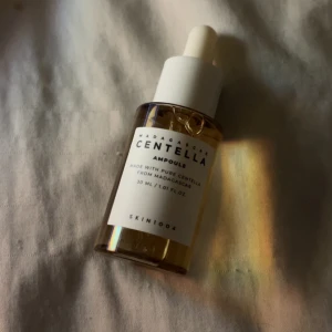 Centella Ampoule från Skin1004 - en helt ny centella ampull som jag köpte i normal för cirka 119 kr. har aldrig använt, säljer billigt men priset är fortfarande diskutabelt 🫶