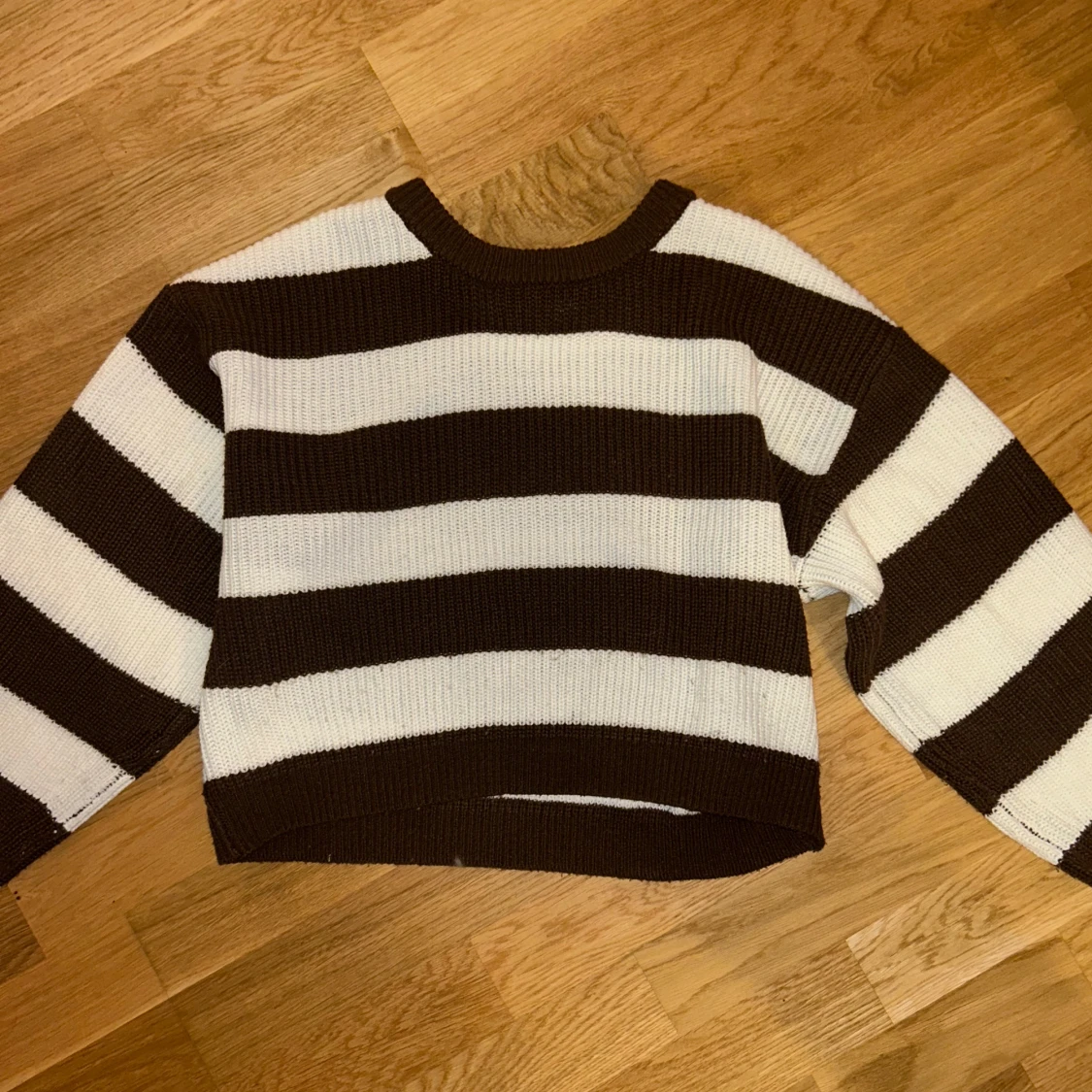Brun och vit randig stickad tröja - 90