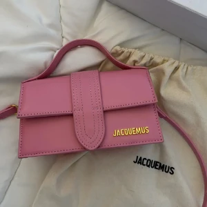 Rosa axelväska  - Säljer en superfin rosa axelväska i mycket bra skick. Kommer med en justerbar axelrem och en praktisk ficka på baksidan. Box och dustbag förekommer 