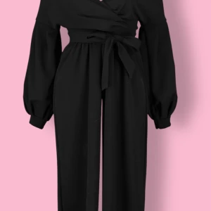 Jumpsuit från Boohoo - Säljer en oanvänd jumpsuit från Boohoo i storlek 36, men det passar mer till 34.. Det är lämpligt för petite storlek, max höjd omkring 164 cm.   Den är i perfekt skick och har fortfarande prislappen kvar. Denna jumpsuit är både stilren och bekväm, perfekt för olika tillfällen. Kolla gärna på mina andra annonser för fler spännande erbjudanden!