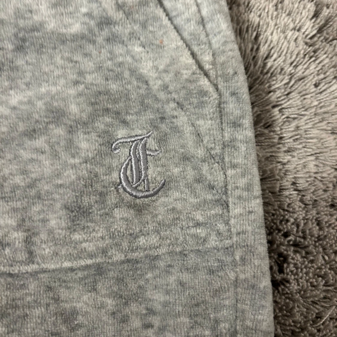 Grå juicy couture byxor🩶 - 1