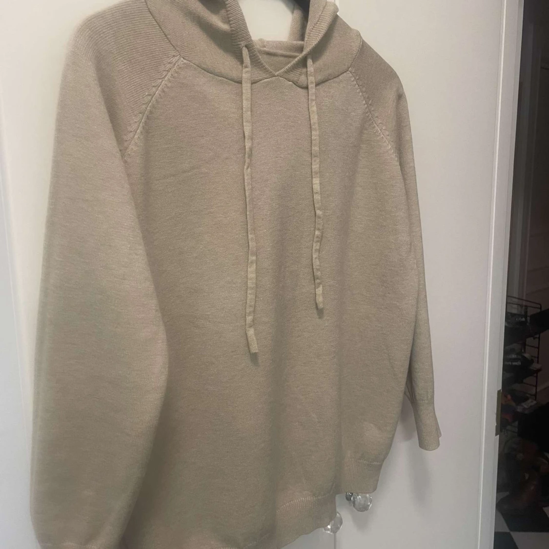 Beige stickad hoodie