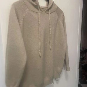 Beige stickad hoodie - Säljer en stilren beige hoodie i mjukt bomullsmaterial. Perfekt för både höst och vinter med sin mysiga känsla. Den har rätt så korta ärmar och en klassisk huva med dragsko. Passar till alla tillfällen när du vill vara bekväm och snygg. Strl xs-s. Den är från Verani clothing Ett måste för garderoben! Pris går att diskuteras.