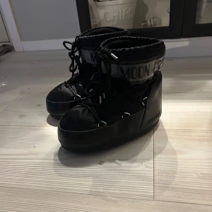 Moonboots  - Säljer mina fina Moonboots glance då jag inte har något behov av dom längre!