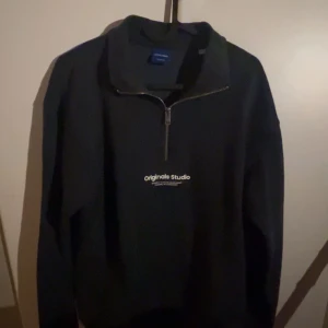 Halv zip från Jack n jones - Säljer en en mörkgrön tröja från Jack n Jones nypris 599