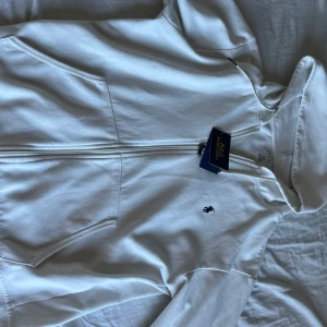 Vit Ralph lauren zipup - Säljer en snygg vit zipup från Ralph lauren i storlek M! Knappt använd i riktigt fint skick!