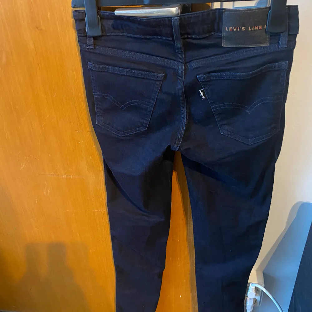  Säljer dessa jeans från Levi’s Line 8. Pris: 215kr. Material: Bomull, elastan och polyester. Fint skick, kan behöva en tvätt pga legat i flyttkartonger. Finns att hämta i Göteborg.. Jeans & Byxor.