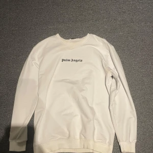 Palm angels tröja  - Säljer en Palm angels tröja då den inte kommer till användning. Den är fläckfri och har inga hål. Tröjan är i storlek xl men eftersom jag köpte den utomlands så passar den för M och L. 