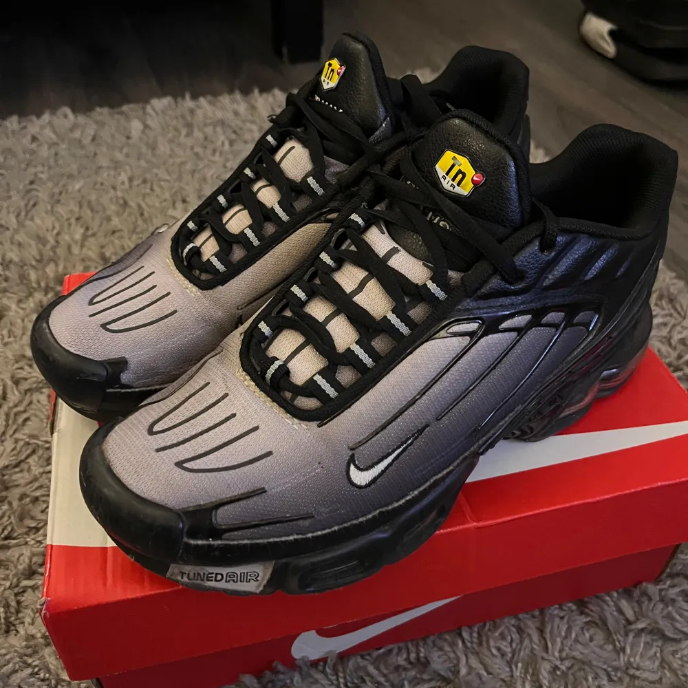 Säljer ett par grymma Nike Air Max Plus III i svart och grått. Bra skicka har anvönt dom några veckor men köpte nya!. Skor.