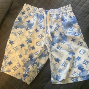 Lv shorts  - Säljer dessa lv shorts för får ingen användning av dem funkar bra som gym shorts /idrott shorts och finns inget fel på dem alls 8/10 skick 