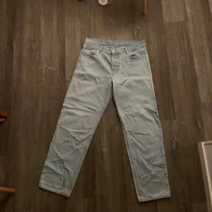 Sweetsktbs Jeans  - Ljusblåa sweetstbs jeans i storlek 32.  Sweet loose modell- dom sitter riktigt skönt och passar mig perfekt. 100% bomull Passar perfekt till de som vill ha lite mera street look.  Modellen på bilden är 188cm.  Skriv pm vid frågor😁