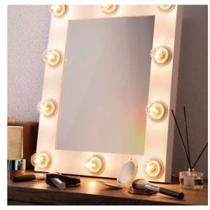 Spegel med belysning - Super fin spegel köp från Clas Ohlsson för 599kr, säljer för 250, priset kan diskuteras. Inga problem med spegeln alls, använd i mindre än ett år.  