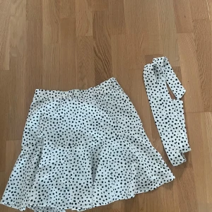 Kjol - Prickig kjol, använd en gång!